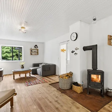 Moderniseret 70'er-sommerhus I Skoven Nær * Nykøbing Sjælland