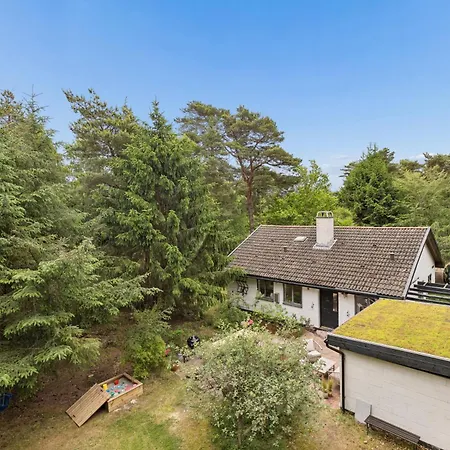 Feriehus Moderniseret 70'er-sommerhus I Skoven Nær *