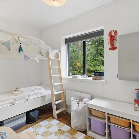 Moderniseret 70'er-sommerhus I Skoven Nær Nykøbing Sjælland